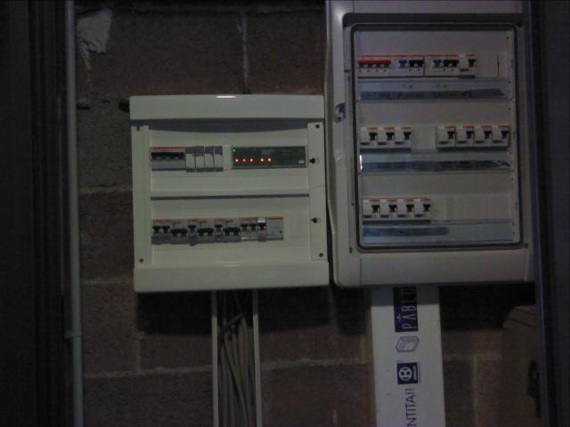 Quadro elettrico difettoso ispezione visiva